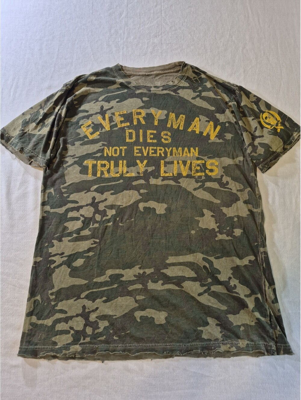 Y2K Affliction “Everyman Dies Not Everyman Truly Lives” Camo Skull T-Shirt Sz L